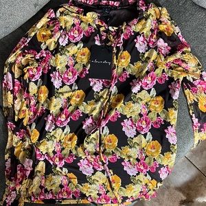 NWT Small Floral Top. Sheer sleeves